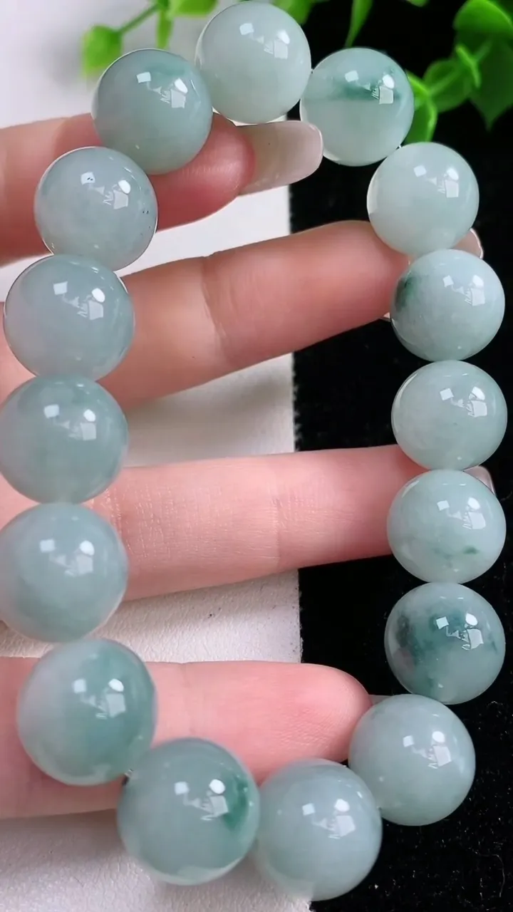 天然A货翡翠飘花圆珠手串，尺寸12.6-16颗，重量:57.42g1月22日
工厂直销收藏佳品,种好水足，色泽均匀，有种有色，上手高大气！