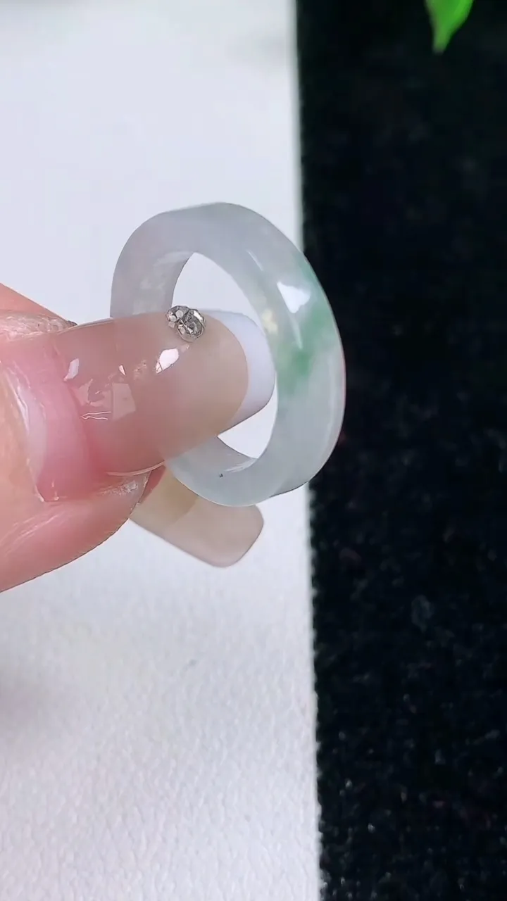 天然A货翡翠方形指环戒指，尺寸15.7-3.6-2.4，重量:2.07g2026年1月22日
工厂直销收藏佳品,种好水足，色泽均匀，有种有色，上手高大气！