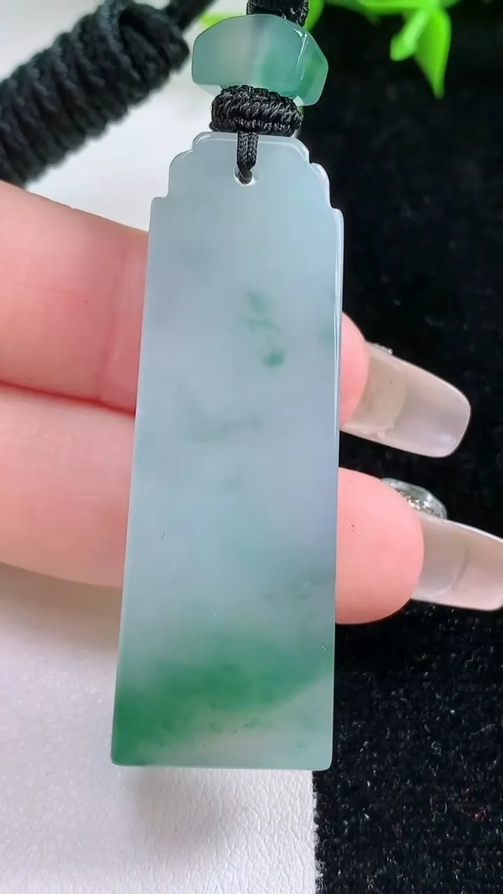 天然A货翡翠冰种飘花仿古无事牌，尺寸49-16.7-5.7，重量:18.69g
1月22日