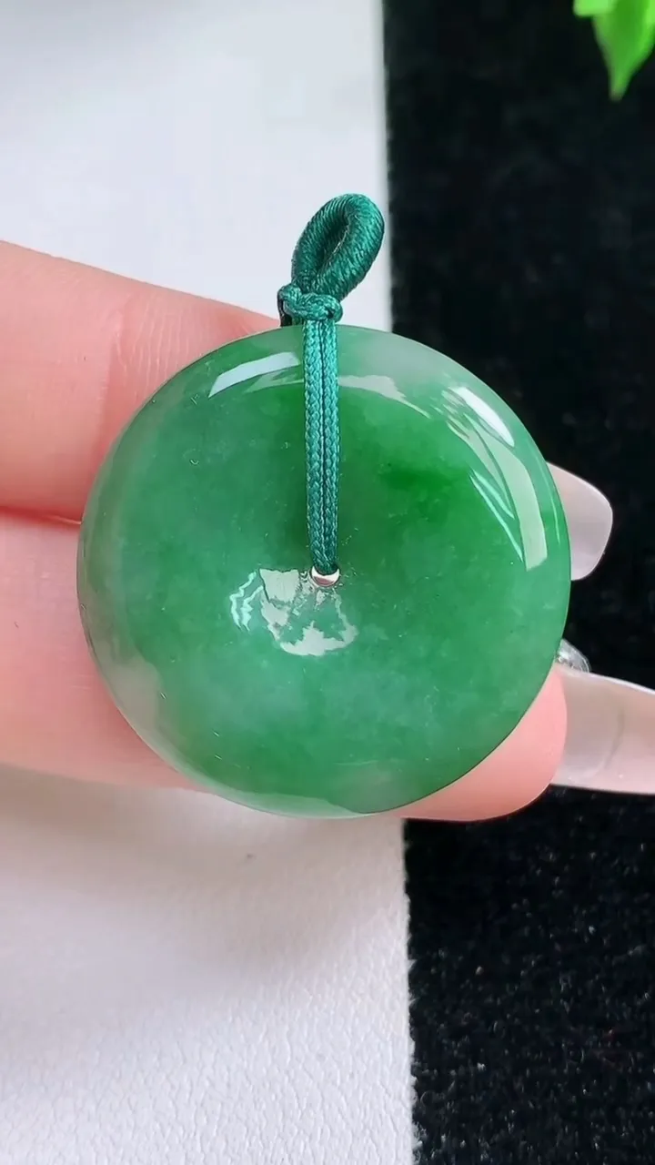 天然A货翡翠平安扣吊坠，尺寸28.7-5，重量:9.46g
1月22日