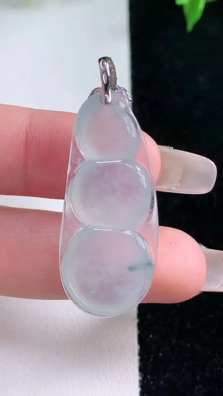 天然A货翡翠种飘花福豆吊坠，尺寸36-15.4-5.8，重量:5.68g
1月22日