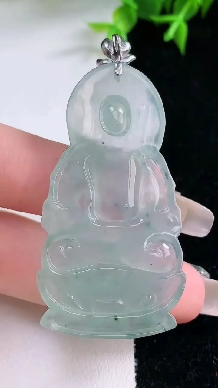 天然A货翡翠种飘花虚空藏菩萨吊坠，尺寸50.5-27.7-5，重量:15.08g
1月22日