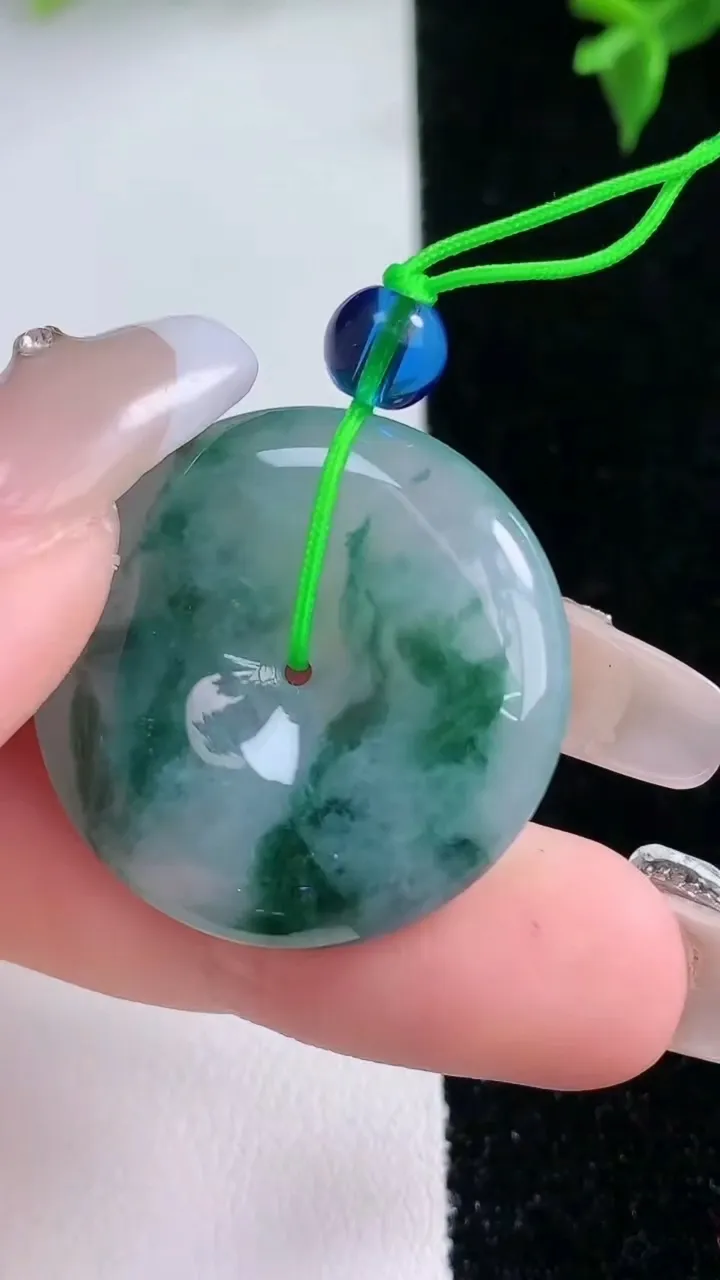 天然A货翡翠飘花平安扣吊坠，尺寸27.5-5.8，重量:9.40g
1月22日