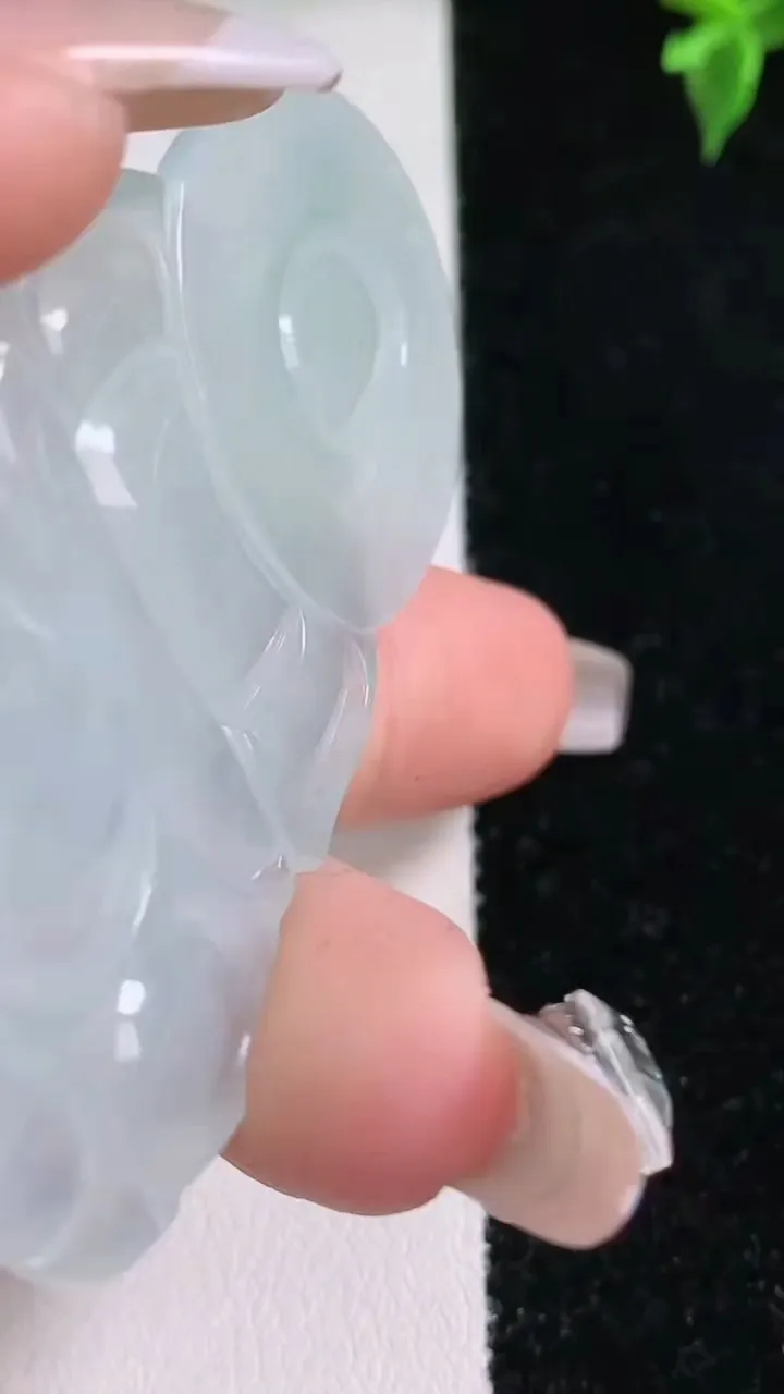 天然A货翡翠飘花观音菩萨吊坠，尺寸64.8-38.2-5.4，重量:24.62g
1月22日