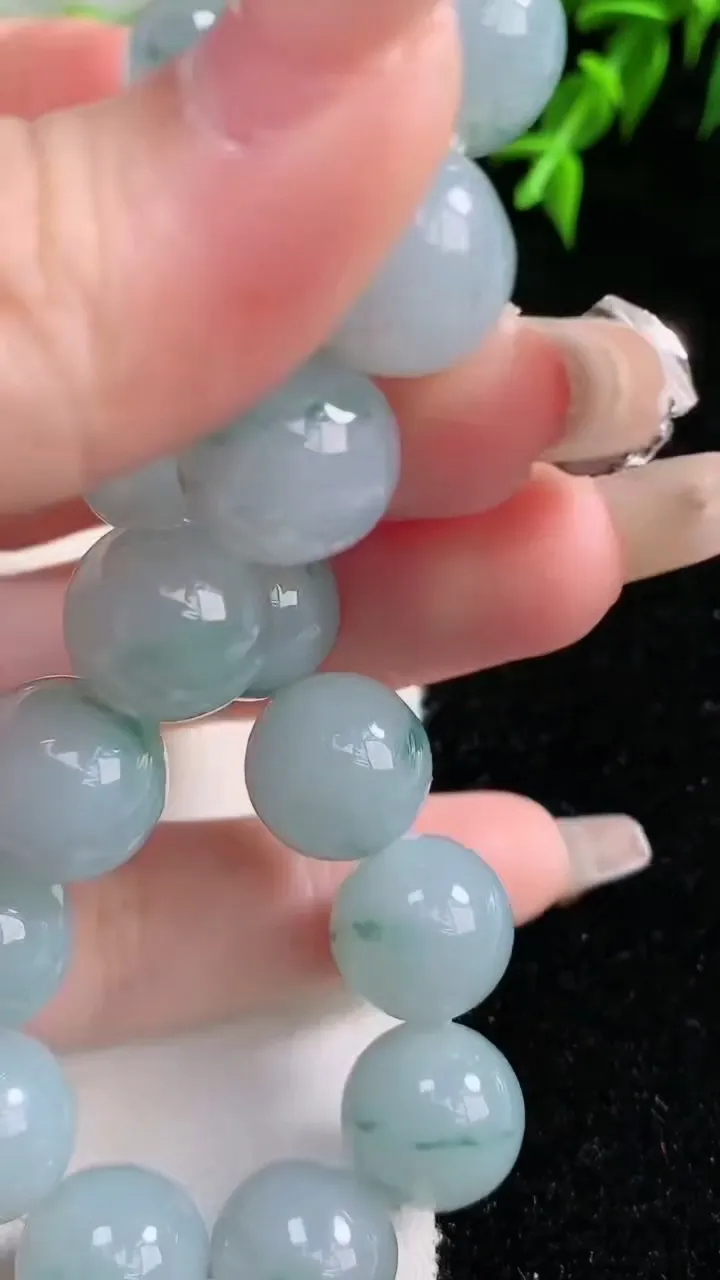 天然A货翡翠飘花圆珠手串，尺寸12.3-17颗，重量:56.22g1月22日
工厂直销收藏佳品,种好水足，色泽均匀，有种有色，上手高大气！