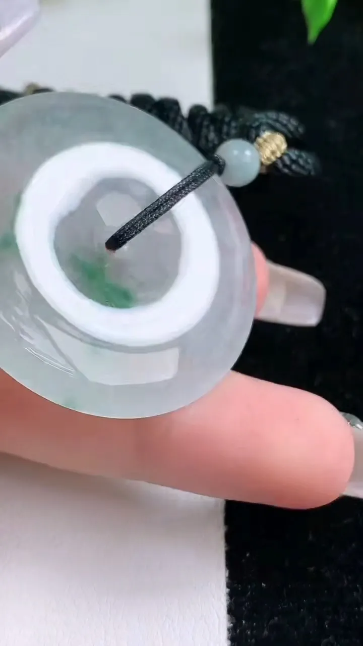 天然A货翡翠平安扣吊坠，尺寸38-5.5，重量:23.13g
1月22日