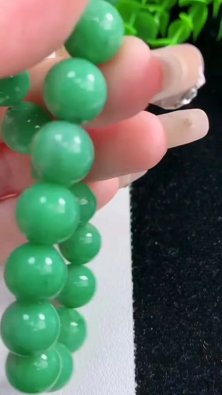 天然A货翡翠圆珠手串，尺寸10.4-19颗，重量:36.08g1月22日
工厂直销收藏佳品,种好水足，色泽均匀，有种有色，上手高大气！