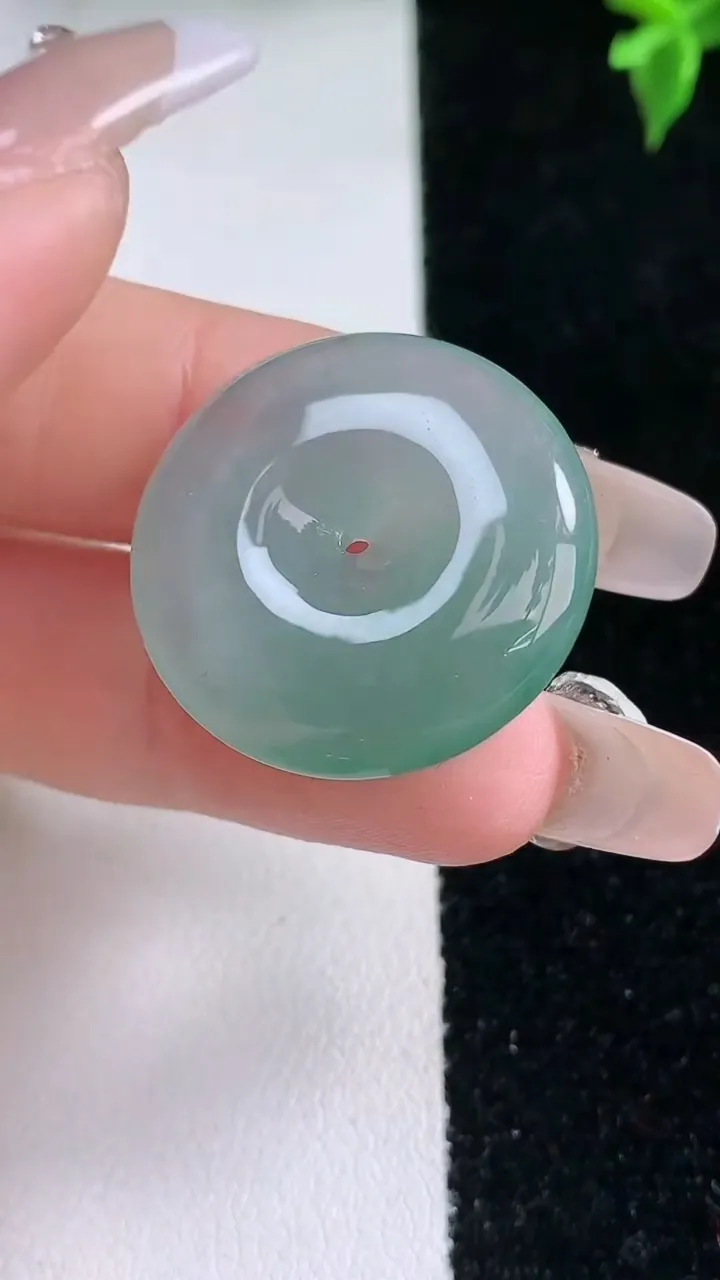 天然A货翡翠平安扣吊坠，尺寸25.3-5.6，重量:7.41g
1月22日