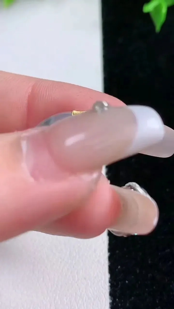 天然A货翡翠种飘花平安扣吊坠，尺寸19-5.4，重量:3.99g
1月22日