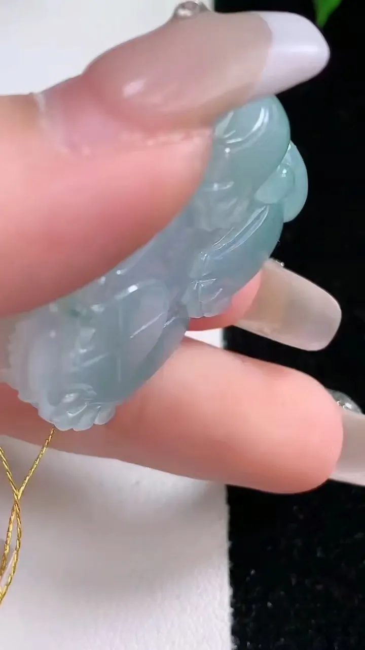 天然A货翡翠飘花貔貅吊坠，尺寸34.3-22.3-11.2，重量:20.25g
1月22日