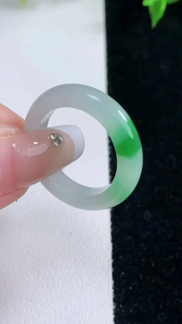 天然A货翡翠指环戒指，尺寸19.4-4.6-3.6，重量:4.5g2026年1月22日
工厂直销收藏佳品,种好水足，色泽均匀，有种有色，上手高大气！