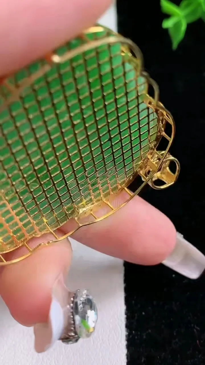 天然A货翡翠佛公吊坠，尺寸54.4-43.6-44.4-11.7，重量:30.28g
1月22日