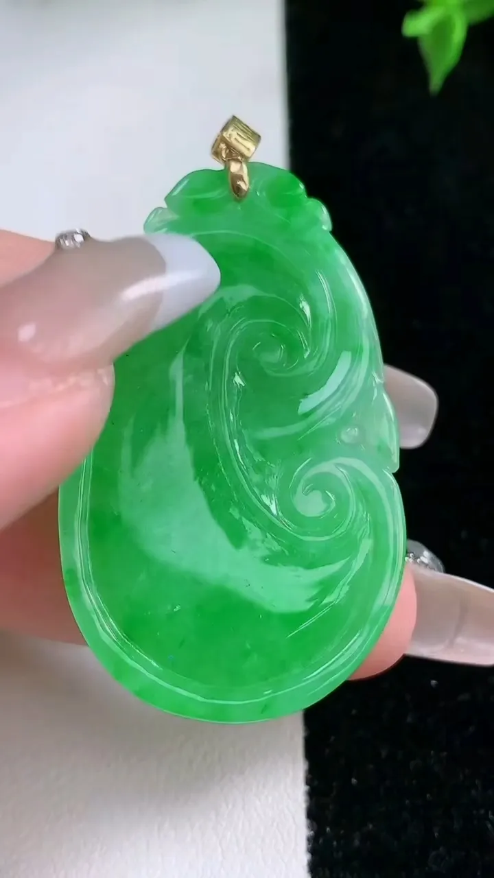 天然A货翡翠如意吊坠，尺寸45-27.3-4.8，重量:11.14g
1月22日
