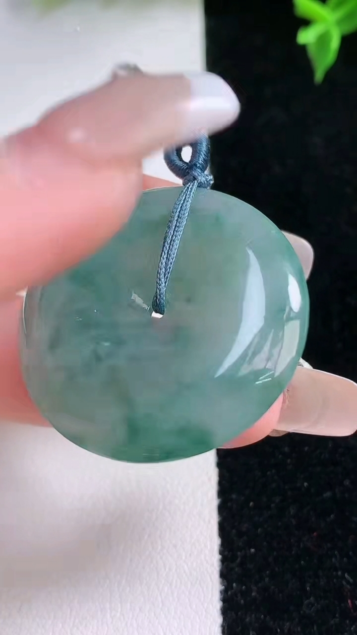 天然A货翡翠飘花平安扣吊坠，尺寸33.4-5.9，重量:13.89g
1月22日