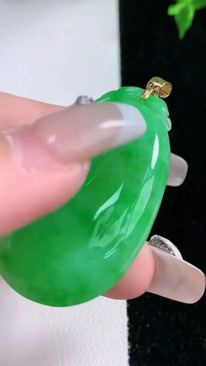 天然A货翡翠如意吊坠，尺寸45-27.3-4.8，重量:11.14g
1月22日