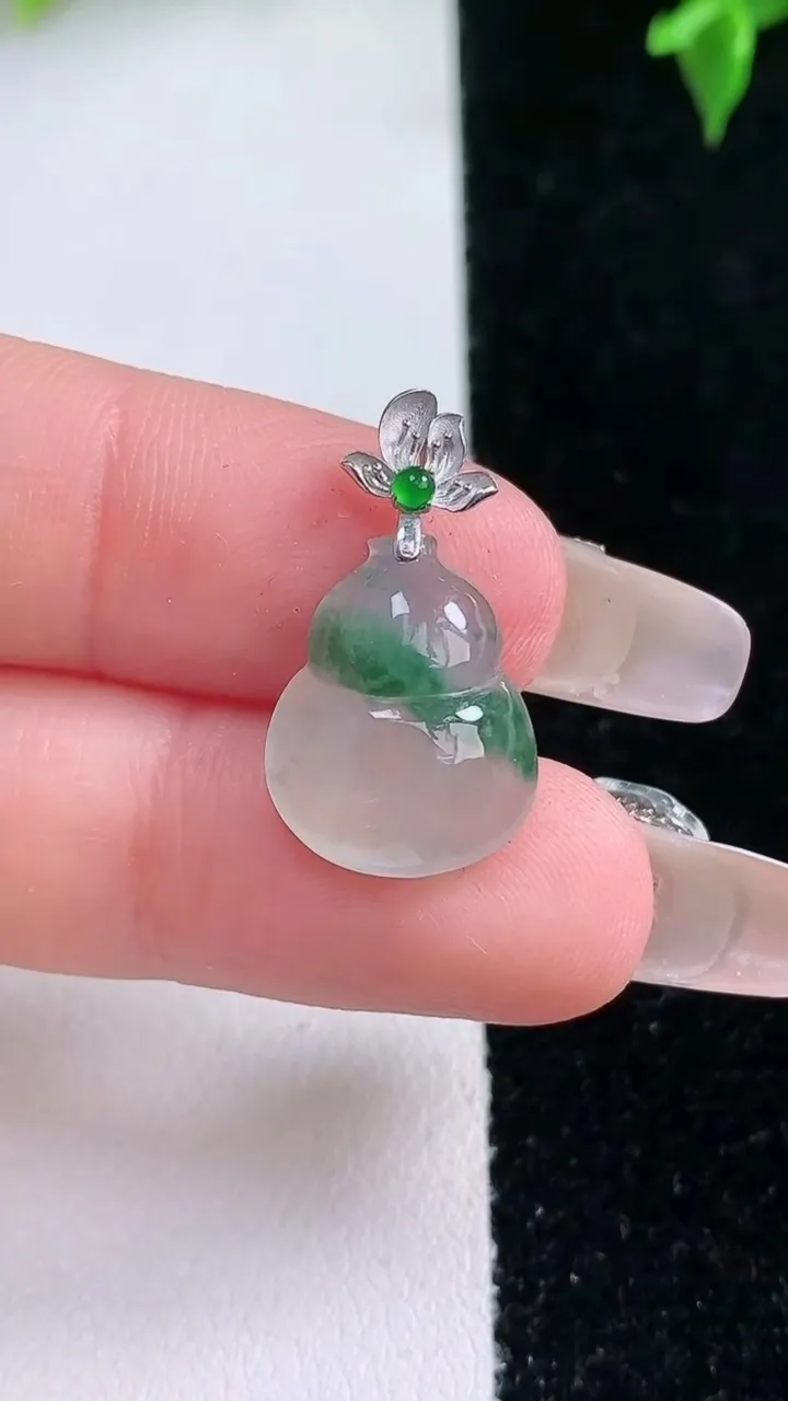 天然A货翡翠种飘花葫芦吊坠，尺寸15.6-12.7-4.8，重量:1.71g
1月22日