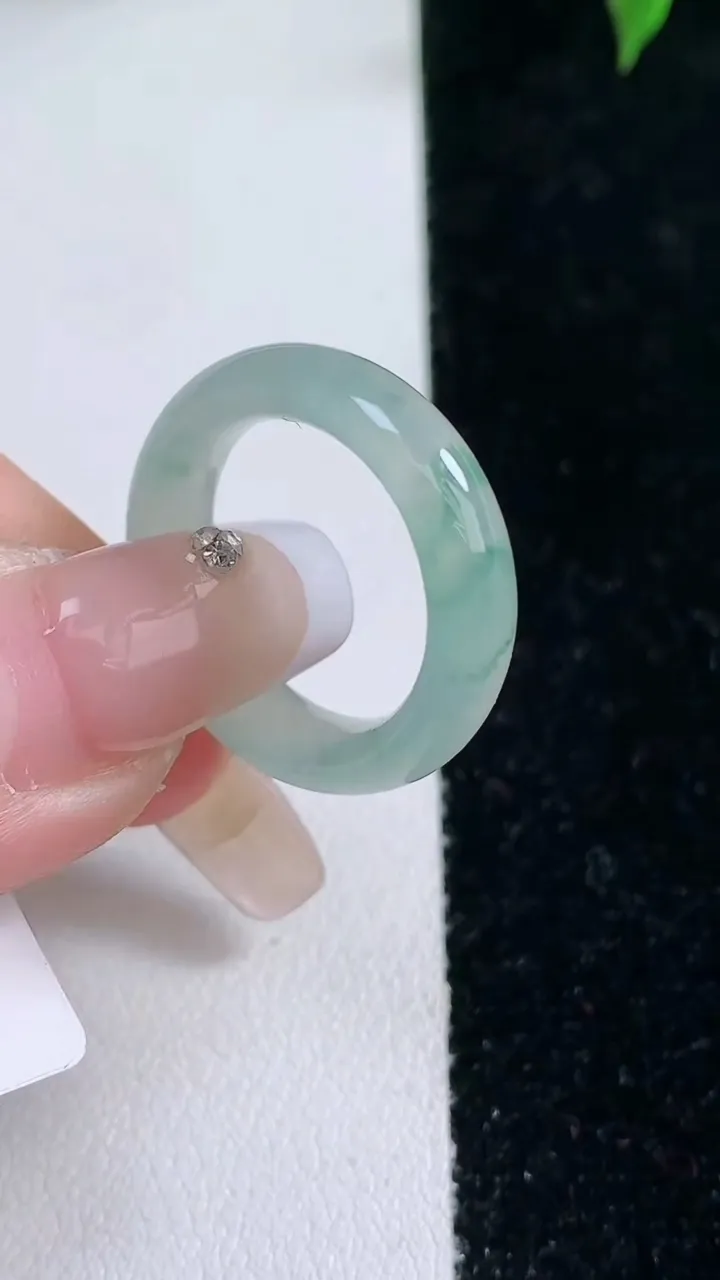 天然A货翡翠冰种飘花指环戒指，尺寸17-5.3-3.3，重量:3.97g2026年1月22日
工厂直销收藏佳品,种好水足，色泽均匀，有种有色，上手高大气！