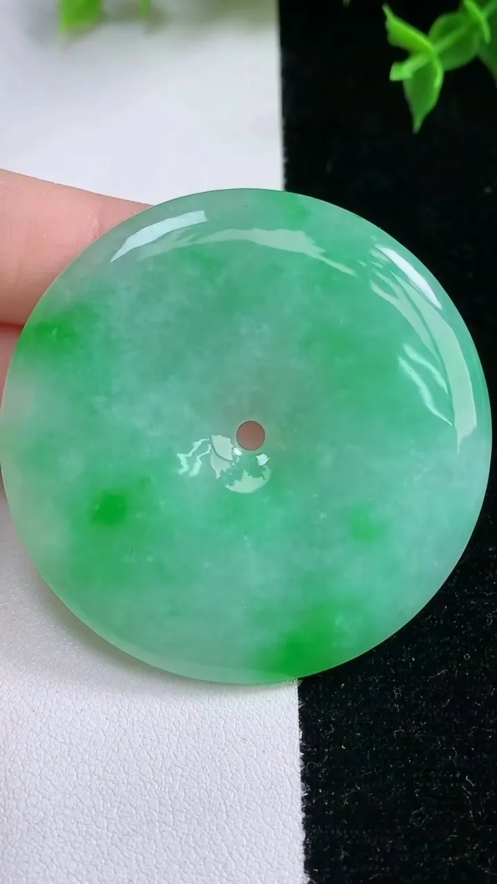 天然A货翡翠平安扣吊坠，尺寸52-5.8，重量:35.84g
1月22日