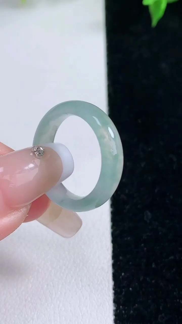 天然A货翡翠冰种飘花指环戒指，尺寸17-5-3，重量:2.85g2026年1月22日
工厂直销收藏佳品,种好水足，色泽均匀，有种有色，上手高大气！