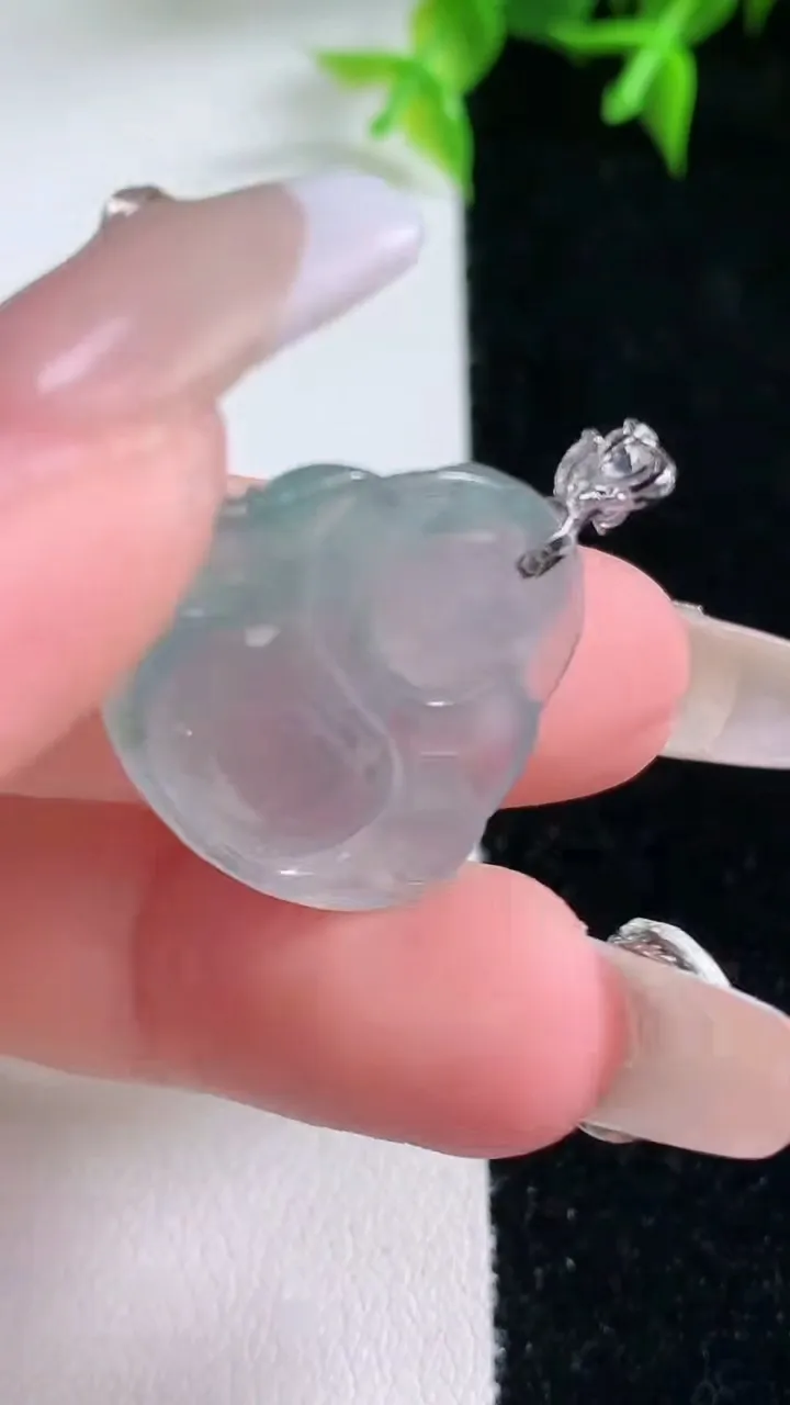 天然A货翡翠种飘花佛公吊坠，尺寸21.3-25.2-6.3，重量:5.34g
1月22日