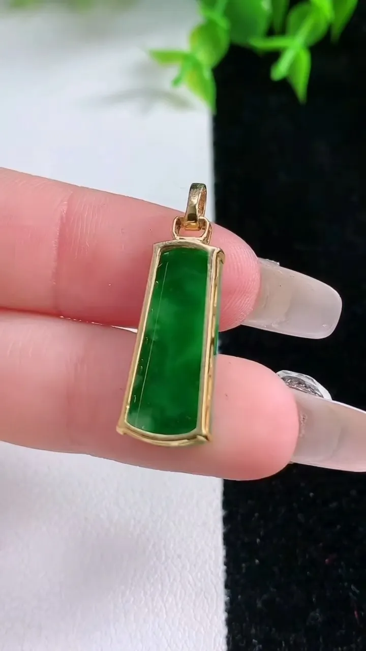 天然A货翡翠无事牌吊坠，尺寸21.8-8.7-3.8，重量:1.77g
1月22日