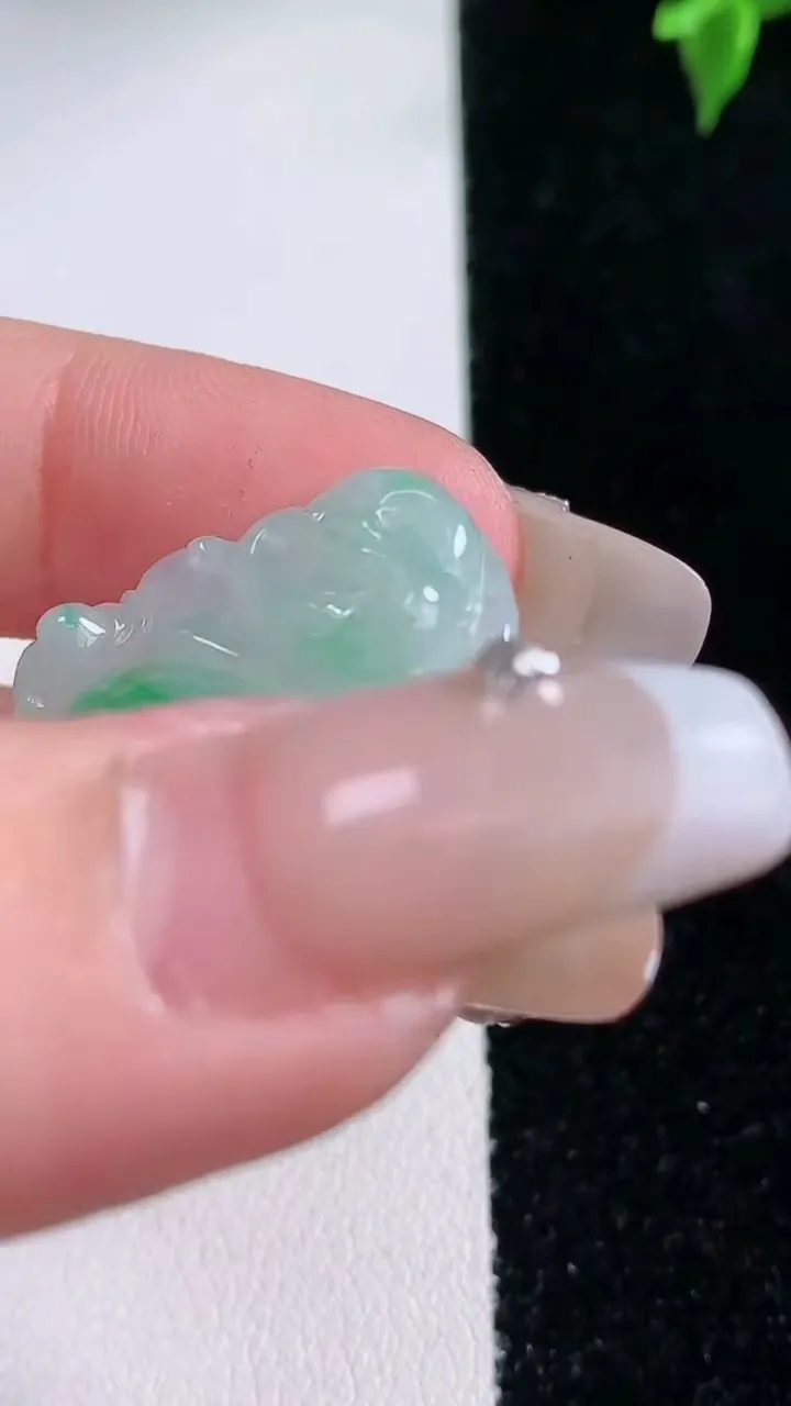 天然A货翡翠佛公吊坠，尺寸23.4-26.4-5.2，重量:4.65g
1月22日