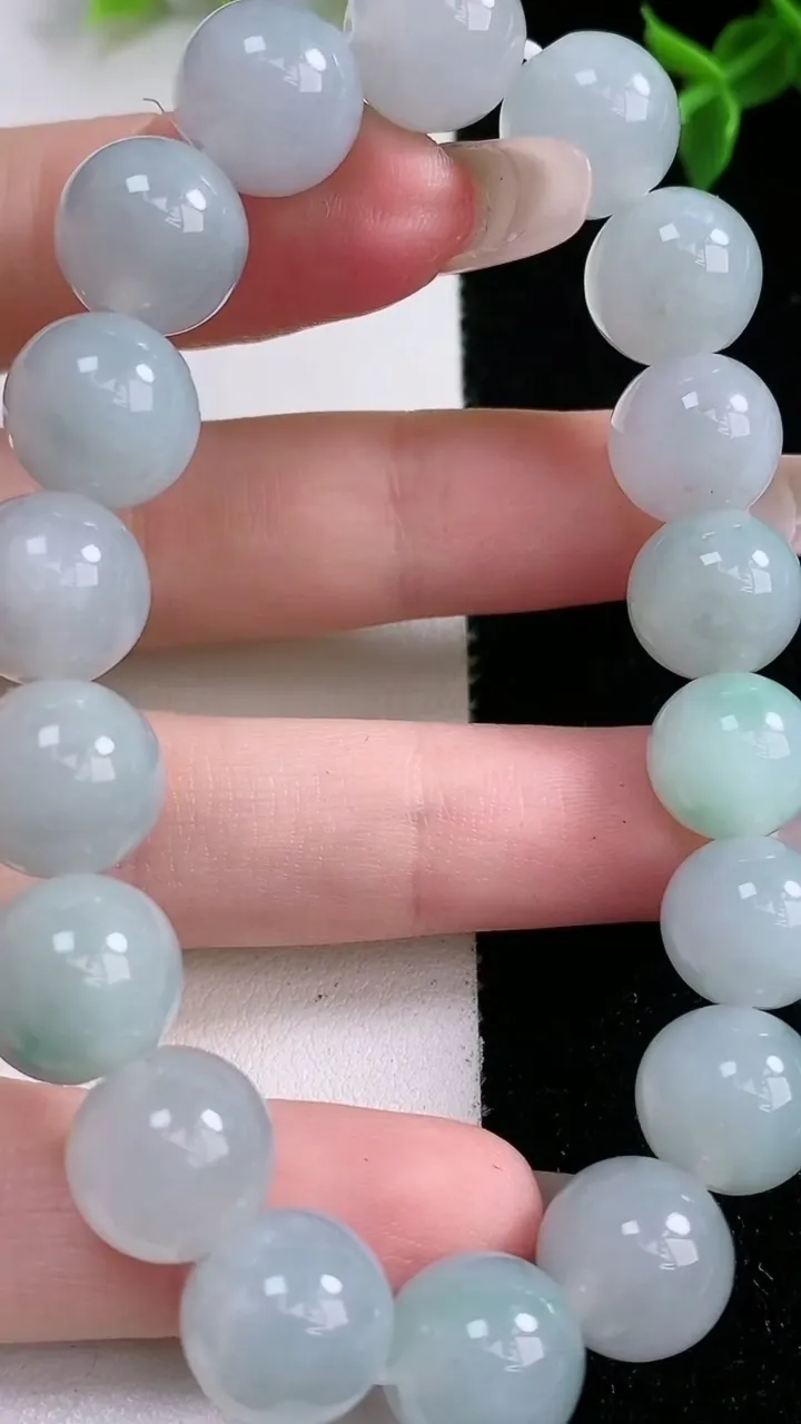 天然A货翡翠圆珠手串，尺寸11-18颗，重量:41.39g1月22日
工厂直销收藏佳品,种好水足，色泽均匀，有种有色，上手高大气！