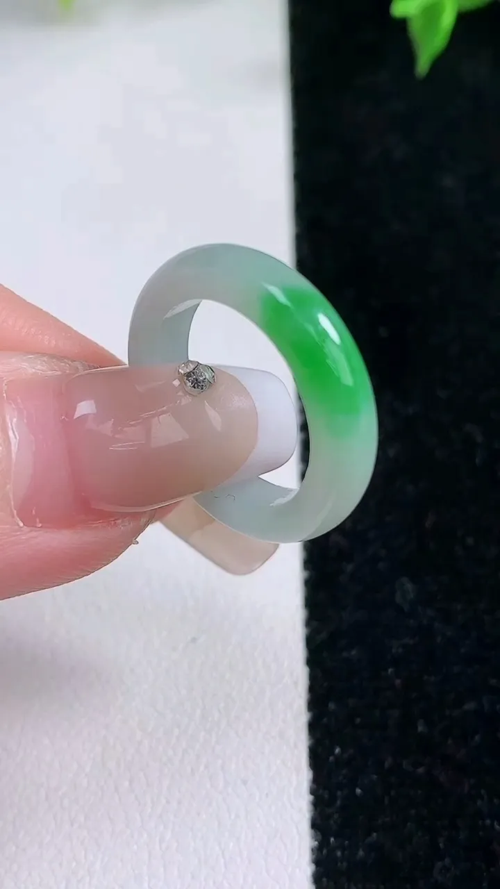 天然A货翡翠指环戒指，尺寸16.3-4.5-3.2，重量:2.95g2026年1月22日
工厂直销收