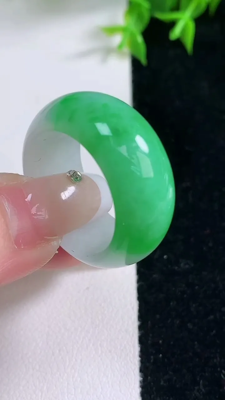 天然A货翡翠指环扳指，尺寸20.2-11.5-4.4，重量:12.41g2026年1月22日
工厂直