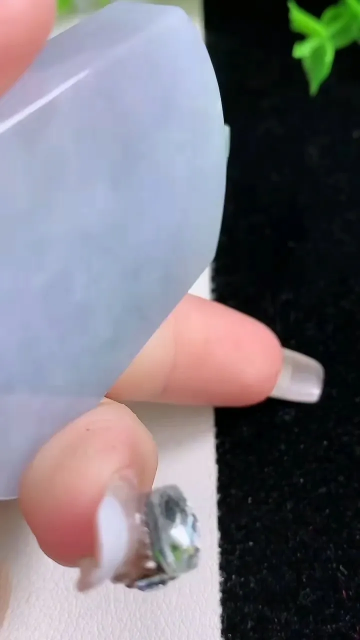 天然A货翡翠春带彩紫罗兰仿古无事牌吊坠，尺寸54.4-35.5-11，重量:62.90g
1月22日