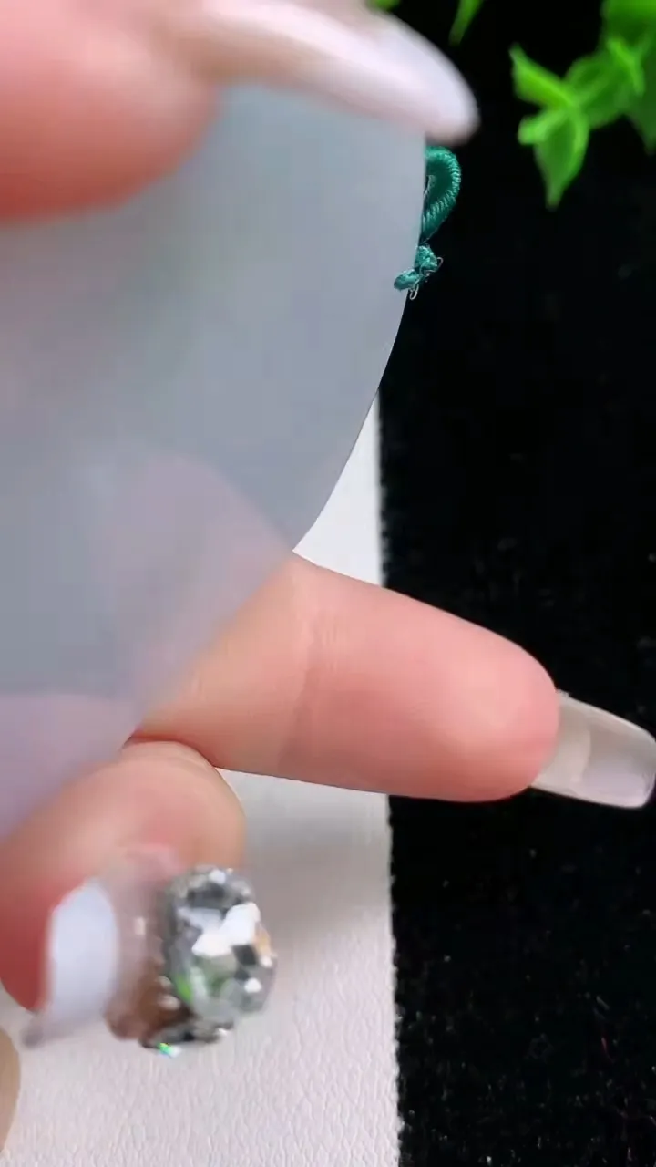 天然A货翡翠不动明王吊坠，尺寸54.8-46.7-4.8，重量:26.65g
1月22日