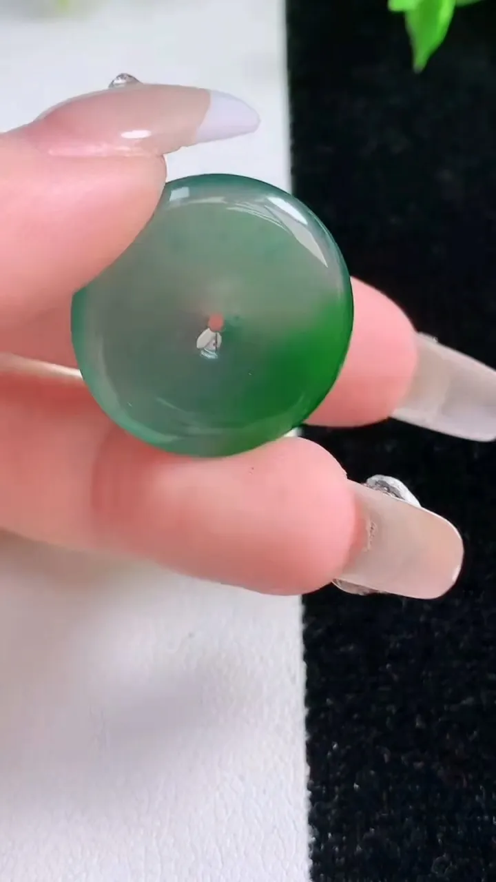 天然A货翡翠蓝水平安扣吊坠，尺寸23.3-3.8，重量:5.79g
1月22日