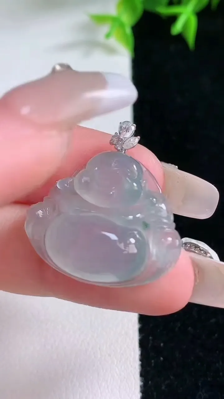 天然A货翡翠种飘花佛公吊坠，尺寸21.3-25.2-6.3，重量:5.34g
1月22日