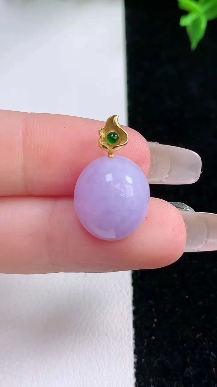 天然A货翡翠18K金紫罗兰蛋面吊坠，尺寸15.2-13.3-8.2，重量:2.73g
1月22日