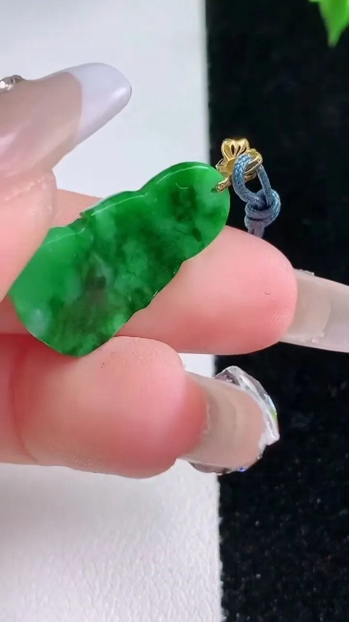 天然A货翡翠观音菩萨吊坠，尺寸23.2-13.2-4.3，重量:2.80g
1月22日