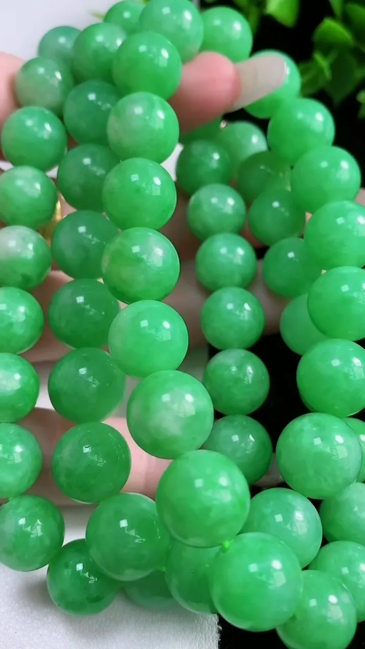 天然A货翡翠圆珠项链，尺寸11.4-56颗，重量:145.44g1月22日
工厂直销收藏佳品,种好水足，色泽均匀，有种有色，上手高大气！