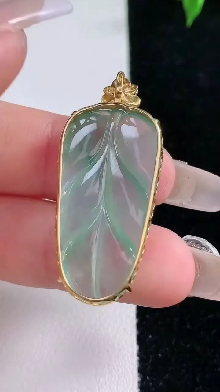 天然A货翡翠种飘花金枝玉叶 叶子吊坠，尺寸32.3-16.8-5.5，重量:4.62g
1月22日