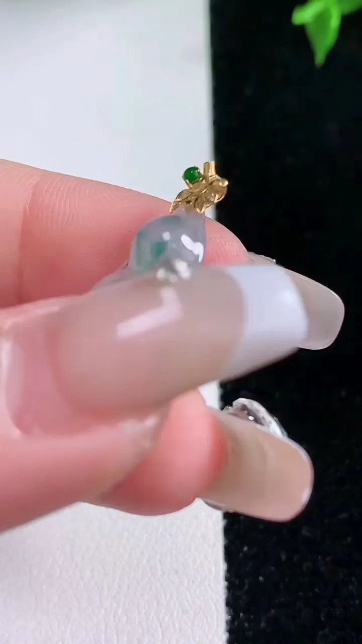 天然A货翡翠种飘花福豆吊坠，尺寸24.2-12.4-4，重量:2.13g
1月22日