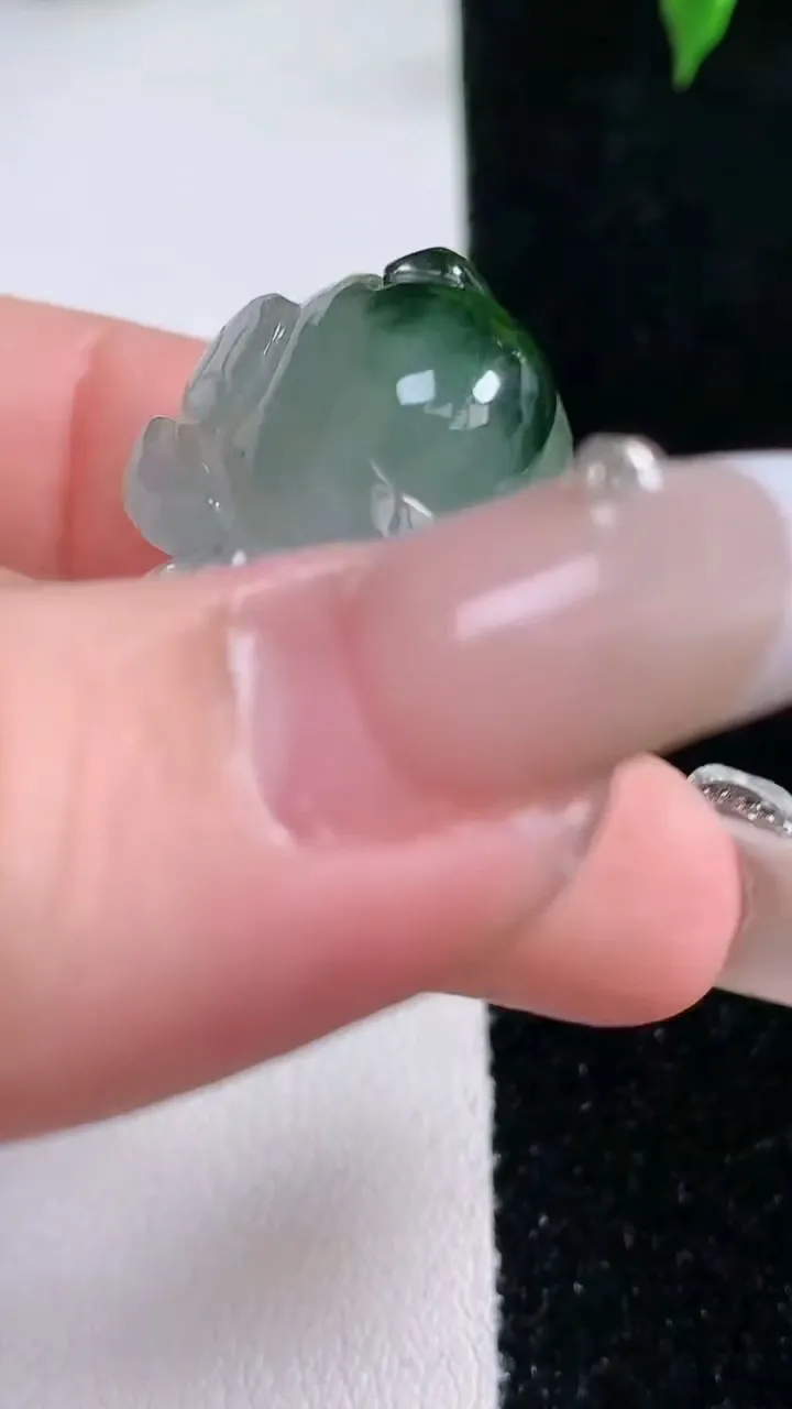 天然A货翡翠飘花霸王貔貅吊坠，尺寸29.8-18.2-10.8，重量:14.57g
1月22日