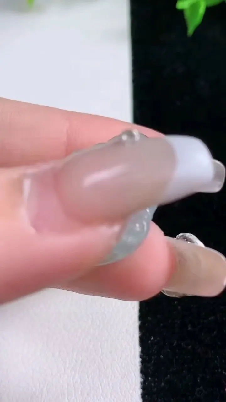 天然A货翡翠冰种飘花佛公吊坠，尺寸26.6-28.7-4.8，重量:5.67g
1月22日