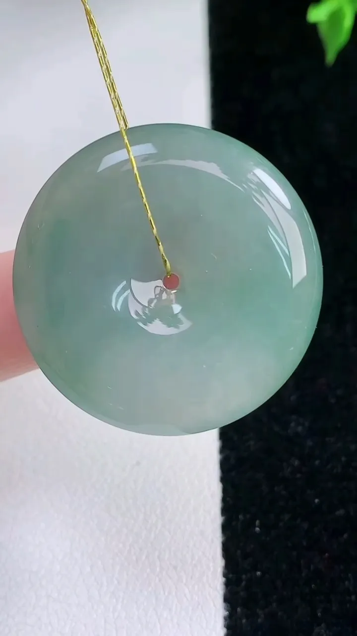 天然A货翡翠平安扣吊坠，尺寸30.6-5.4，重量:13.11g
1月22日