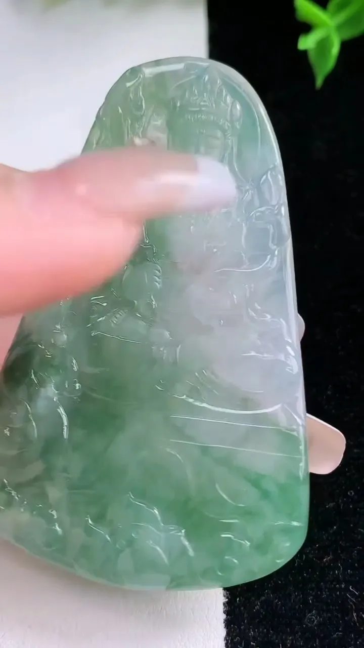 天然A货翡翠虚空藏菩萨吊坠，尺寸66.5-41.4-4.5，重量:27.15g
1月22日