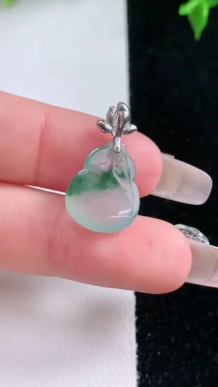 天然A货翡翠种飘花葫芦吊坠，尺寸15.6-12.7-4.8，重量:1.71g
1月22日