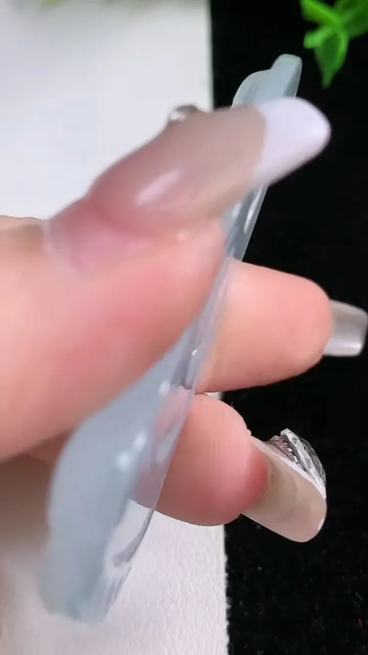 天然A货翡翠观音菩萨吊坠，尺寸57-36-5.6，重量:20.57g
1月22日