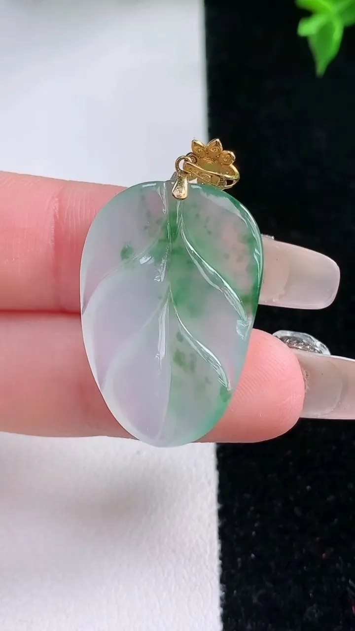 天然A货翡翠金枝玉叶 叶子吊坠，尺寸27.8-19-4.3，重量:4.42g
1月22日