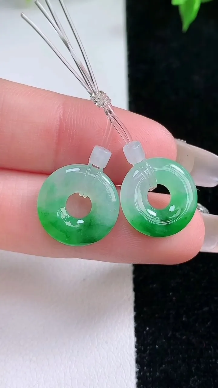 天然A货翡翠平安环吊坠一对，尺寸14-2.8，重量:2.68g
1月22日