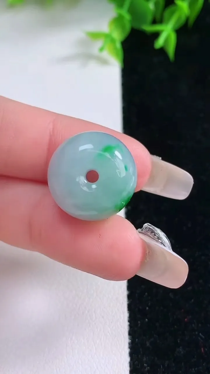 天然A货翡翠路路通吊坠，尺寸17-12.3，重量:7.53g
1月22日