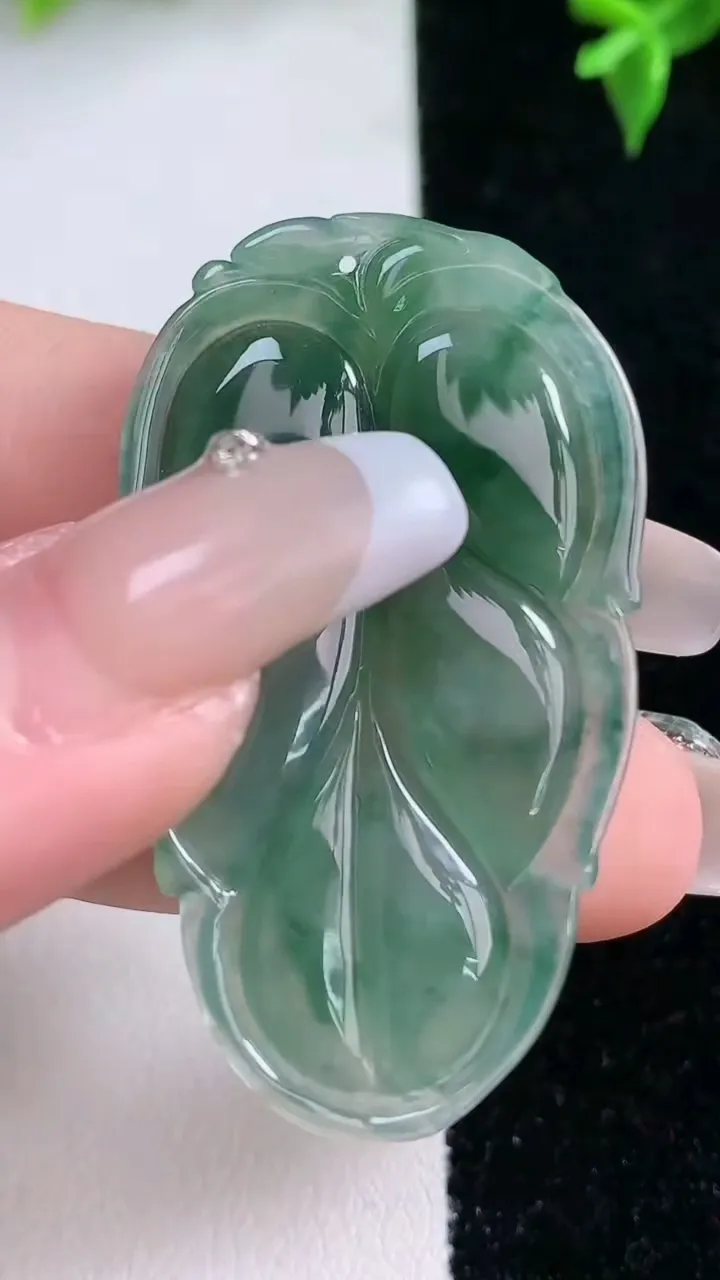 天然A货翡翠飘花金枝玉叶 叶子吊坠，尺寸46-26.4-5，重量:10.61g
1月22日