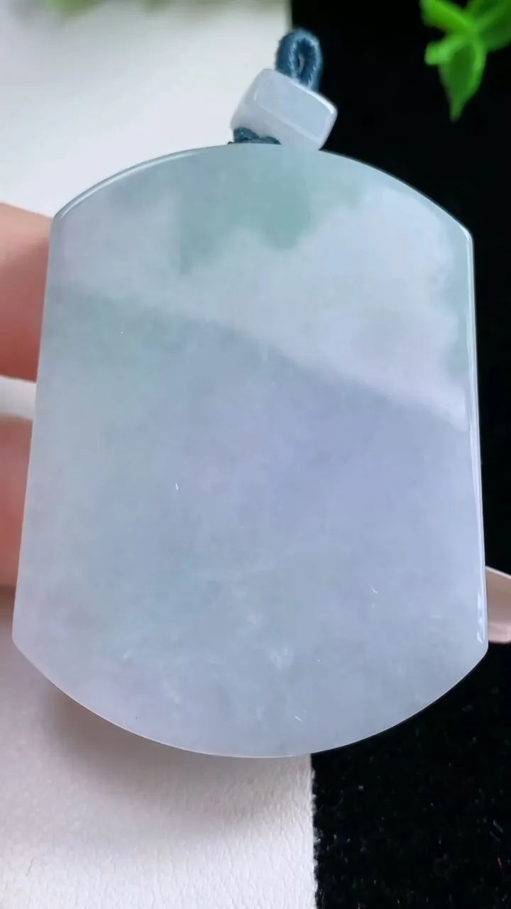 天然A货翡翠春带彩紫罗兰无事牌吊坠，尺寸54.5-41-5.8，重量:40.43g
1月22日