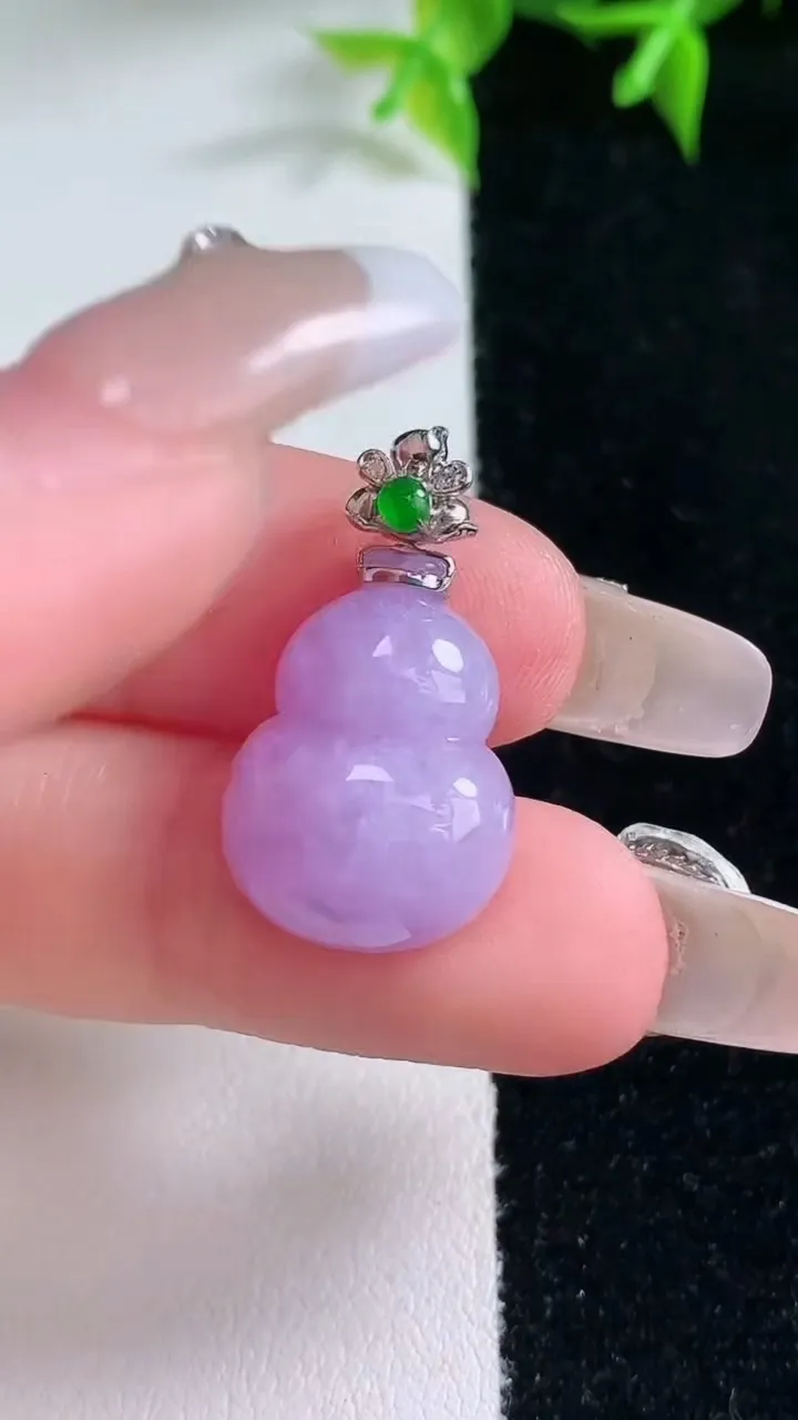 天然A货翡翠18K金紫罗兰葫芦吊坠，尺寸18.3-13.2-5.7，重量:2.79g
1月22日